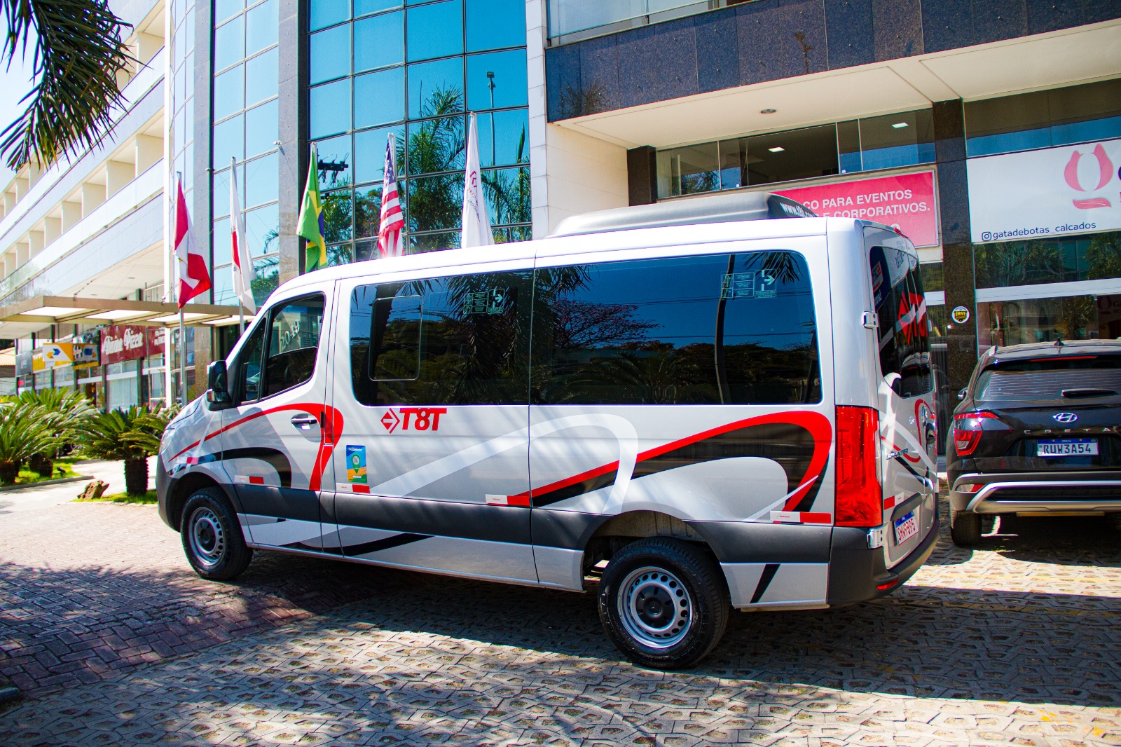 Van executiva T8T para transfer e traslados